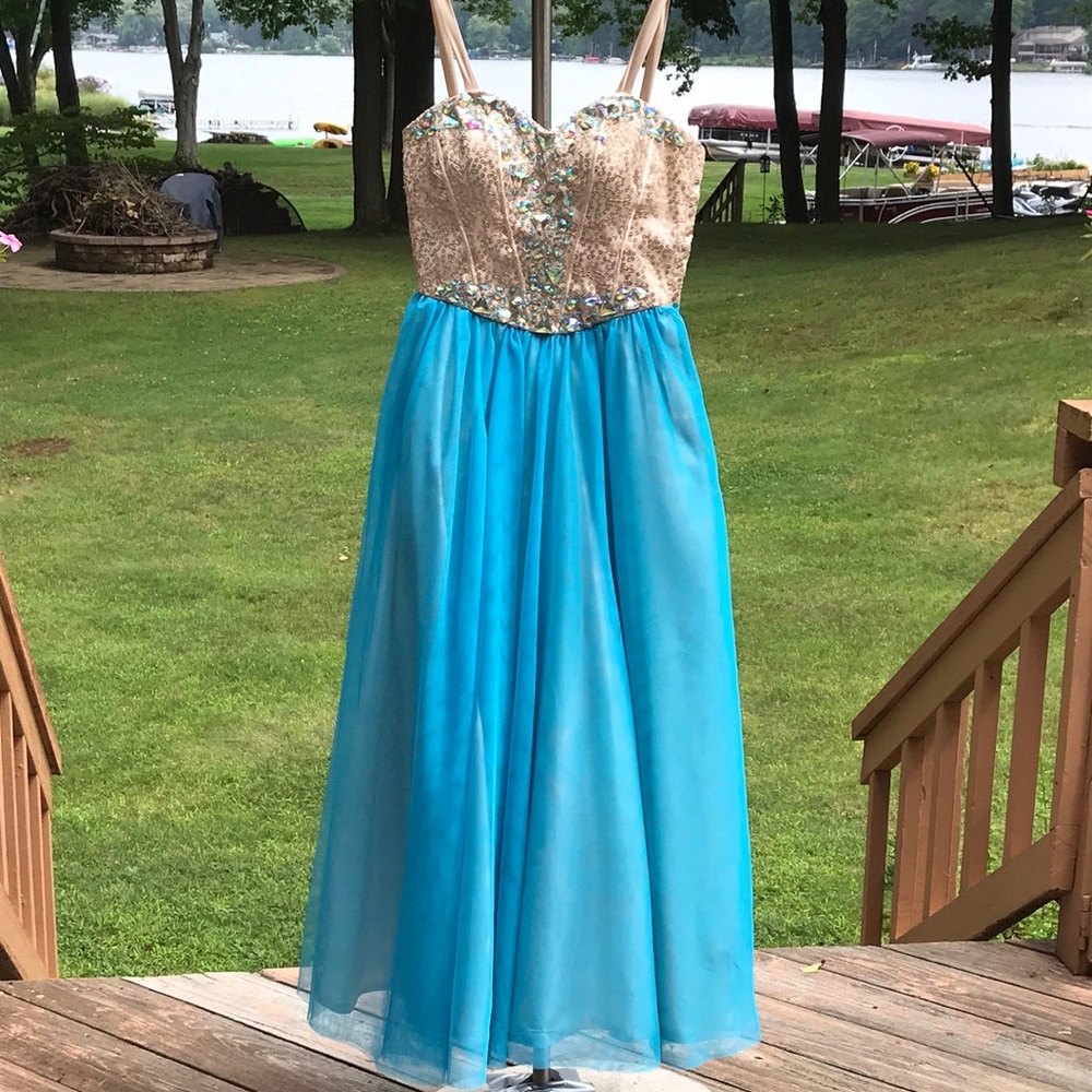 Dress like Cinderella in this glamorous gown. 3/4